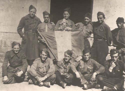 Anciens FFI de la 3e compagnie du 1/4 bataillon de marche rescapés des combats de l’île de Chalonnes-sur-Loire, caserne d'Espagne à Angers, 27 août 1944