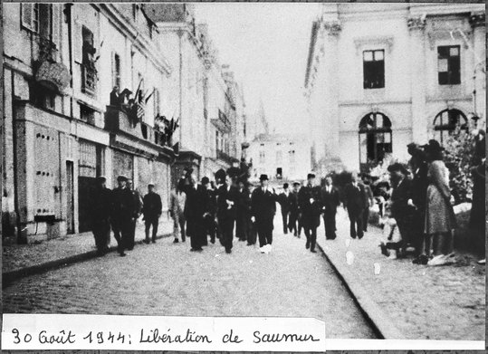 Libération de Saumur. Arrivée des autorités civiles et militaires à l'hôtel de ville, 30 août 1944