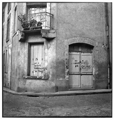 Marquages de l’immeuble où vivait Maurice Dominois, collaborateur, à Cholet, photographie Robichon, 1944