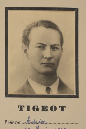 Portrait d’Adrien Tigeot, extrait du « Livre d’or de l’enseignement : cérémonie commémorative du 14 décembre 1944 – À nos camarades de l’enseignement primaire public victimes de la barbarie nazie ».