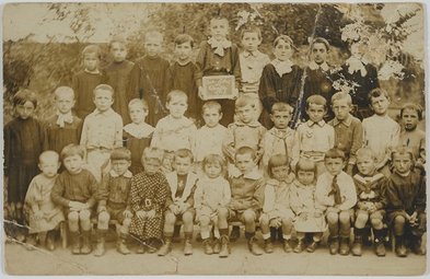 Classe élémentaire de l’école privée de Denée, 1917. Photographie : H. Guillemin, Boespflug et Cie, Paris.