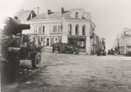 Troupes américaines opérant une reconnaissance de Segré, 5 août 1944