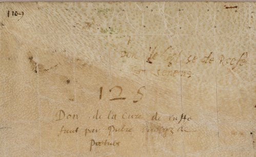 Vue de détail de la partie supérieure droite du verso de la charte, comportant la cote figurant dans l’inventaire de Jean Lardier et des descriptions de son contenu