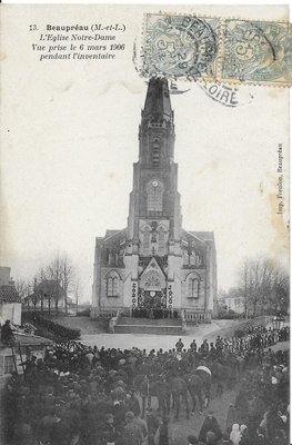 Église Notre-Dame de Beaupréau pendant l'inventaire, 6 mars 1906. Carte postale éditée par l'imprimeur de Beaupréau, Victor Freulon.