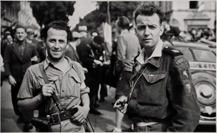 Le capitaine Alexandre Peltekian et le sergent-chef parachutiste SAS Michel Gervais lors de la libération de Cholet, 31 août 1944