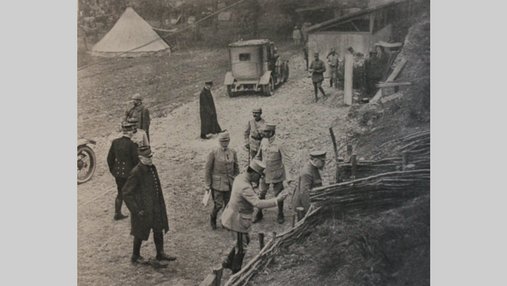 Photo de militaires devant un poste de commandement