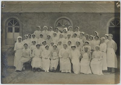 Louisa Cointreau entourée des autres infirmières de l’hôpital auxiliaire 102, [1914-1918].