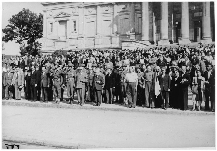 Cérémonie de la libération d’Angers organisée devant le tribunal d’Angers, en présence d’officiers américains, 11 août 1944