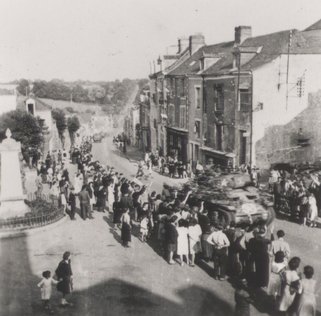 Colonne blindée américaine lors de la libération de Pouancé, 5 août 1944