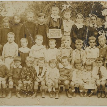 Classe élémentaire de l’école privée de Denée, 1917. Photographie : H. Guillemin, Boespflug et Cie, Paris.