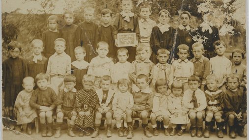 Classe élémentaire de l’école privée de Denée, 1917. Photographie : H. Guillemin, Boespflug et Cie, Paris.