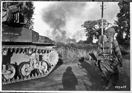 Blindé américain léger M5 Stuart et fantassin américain en progression vers Angers, août 1944