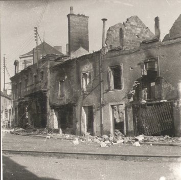 Bâtiments incendiés par les troupes allemandes à Segré, août 1944