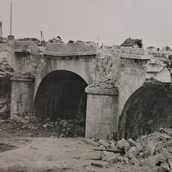 Vue des destructions effectuées au pont des Sept-Voies à Saumur après le bombardement du 1er juin 1944, ADML, 1298 W 197