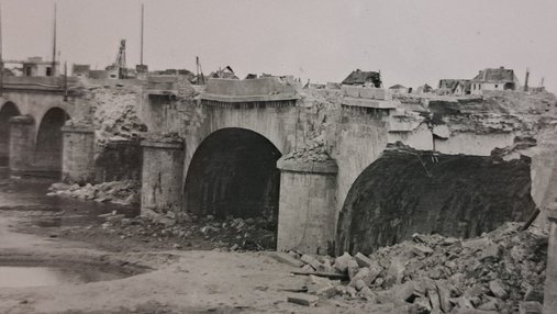 Vue des destructions effectuées au pont des Sept-Voies à Saumur après le bombardement du 1er juin 1944, ADML, 1298 W 197