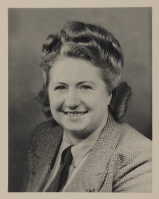 Photographie d’identité d’Eugénie Poilane, Saint-Pierre-Montlimart, 24 décembre 1946.  Archives départementales de Maine-et-Loire, 1669 W 57  Ce document fait partie de son dossier d’attribution de la carte du combattant volontaire de la Résistance.