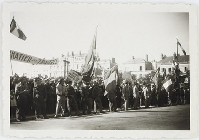Défilé populaire à Angers réclamant de « Châtier les traitres », photographie des Renseignements généraux, cabinet du préfet, 14 juillet 1945