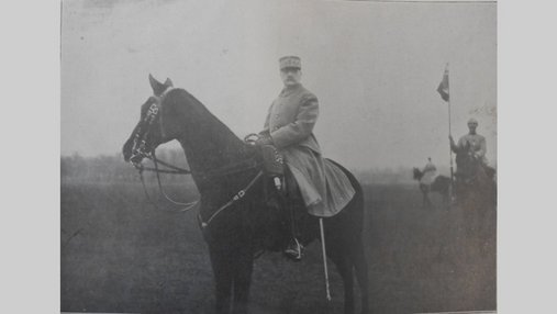 Photo d'un militaire à cheval