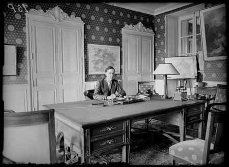 Michel Debré, commissaire de la République de la région d’Angers, à son bureau, à la préfecture d’Angers