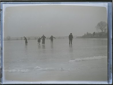 Groupe de patineurs sur la Maine gelée à Bouchemaine [devant le pont de Pruniers]