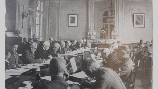 Photo de nombreux hommes autour d'une grande table