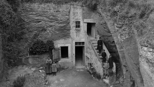 Habitants et cave d’habitation à Doué-la-Fontaine, vers 1905-1910.