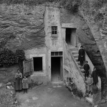 Habitants et cave d’habitation à Doué-la-Fontaine, vers 1905-1910.