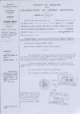 Délibération du conseil municipal de la commune de Plessis-Macé acceptant la cession de l’horloge au conseil général de Maine-et-Loire, séance du 24 octobre 1985.