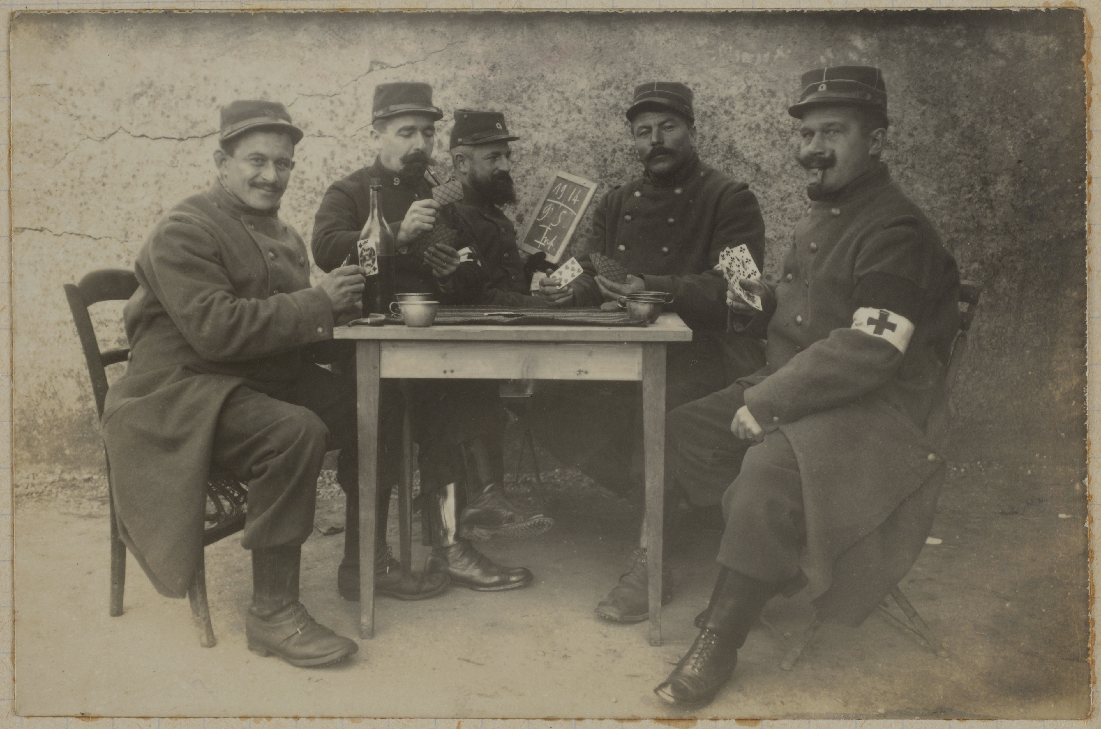 Moment de détente pour des soldats de la 9e section d'infirmiers militaires, Varangéville, 1914.
