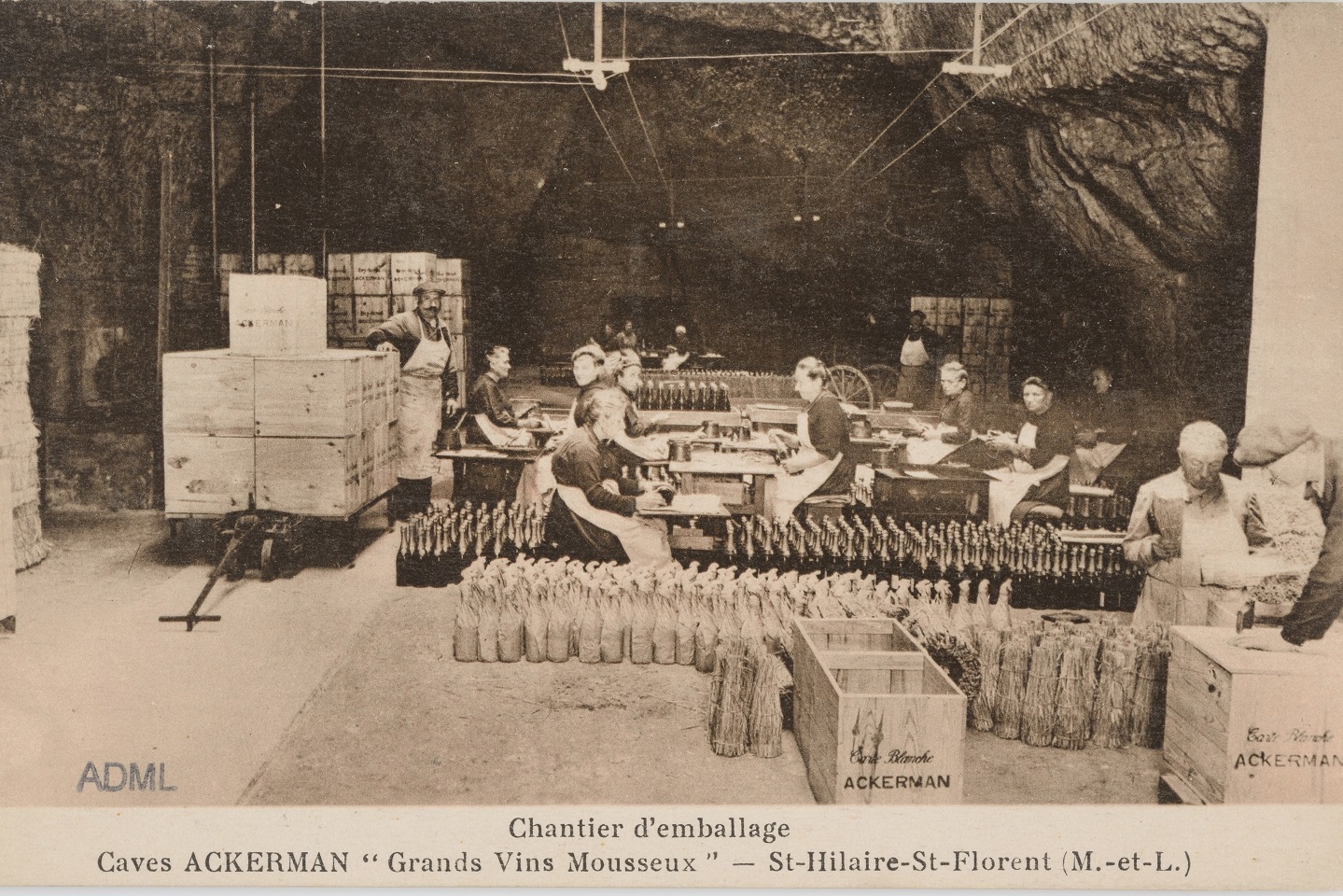 Mise en caisse des bouteilles des vins mousseux, Saint-Hilaire-Saint-Florent, début XXe siècle. 