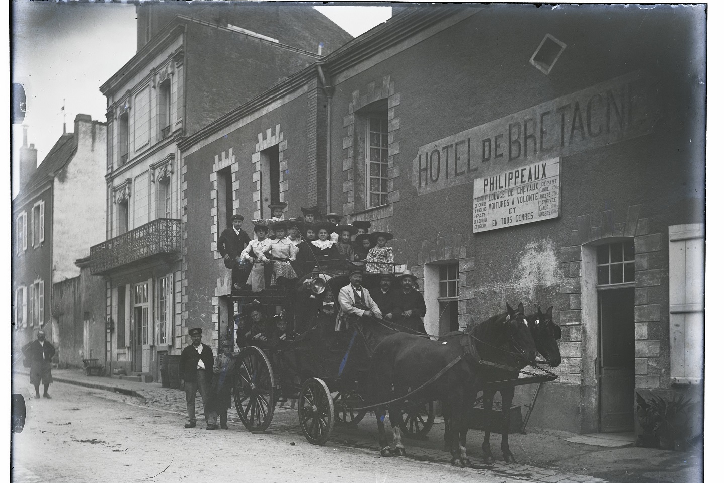 Diligence de la maison Philippeaux assurant le transport des voyageurs, entre Candé et Angers, à partir de 1894, à l’arrêt devant l’hôtel de Bretagne à Candé [1900-1905] Photographie d’Henri Chaillous