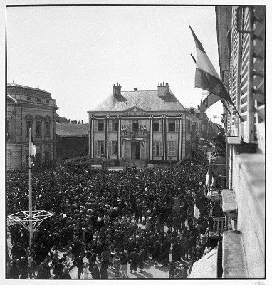 Fête de la Victoire, place Travot à Cholet, 8 mai 1945