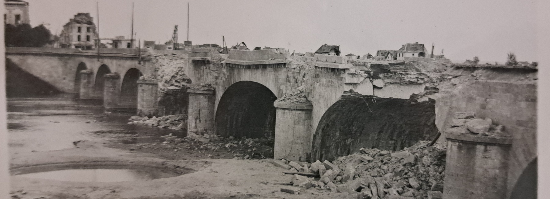 Vue des destructions effectuées au pont des Sept-Voies à Saumur après le bombardement du 1er juin 1944