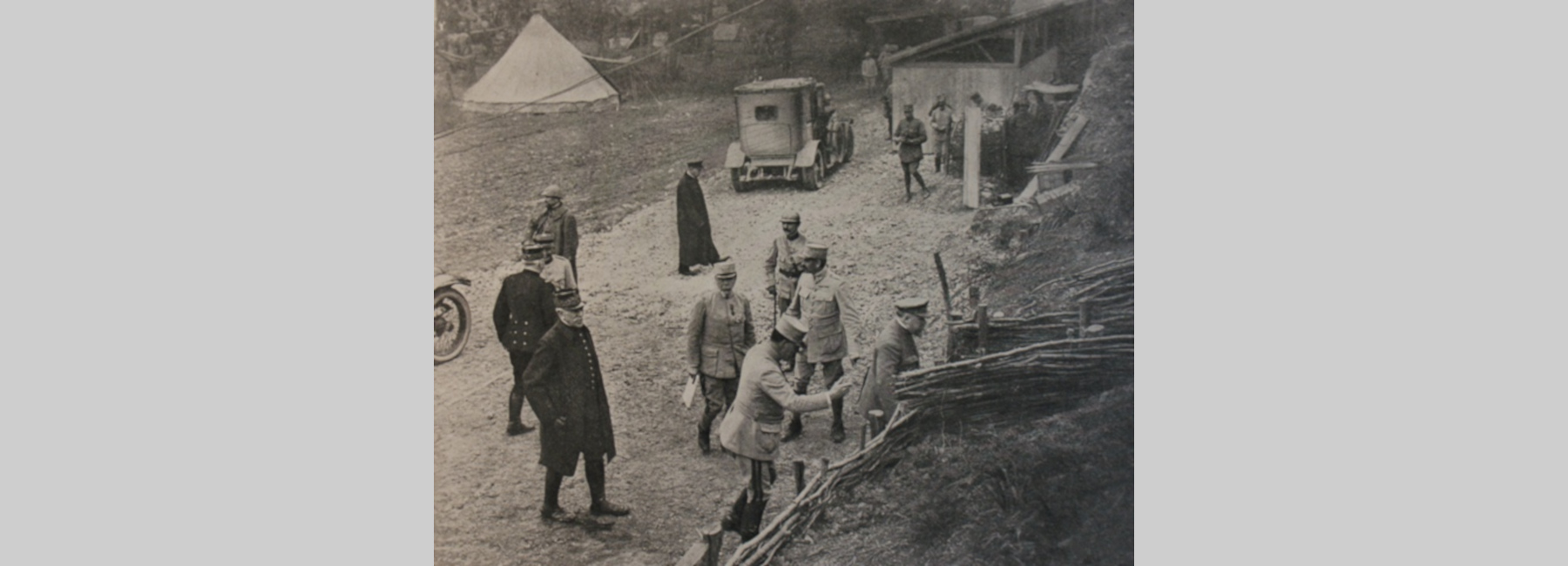 Photo de militaires devant un poste de commandement