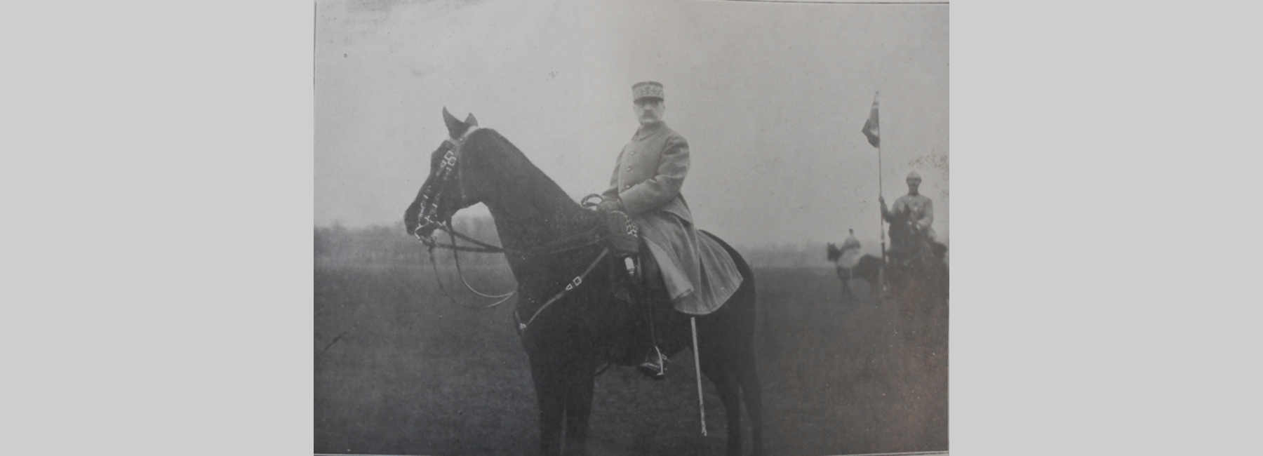 Photo d'un militaire à cheval