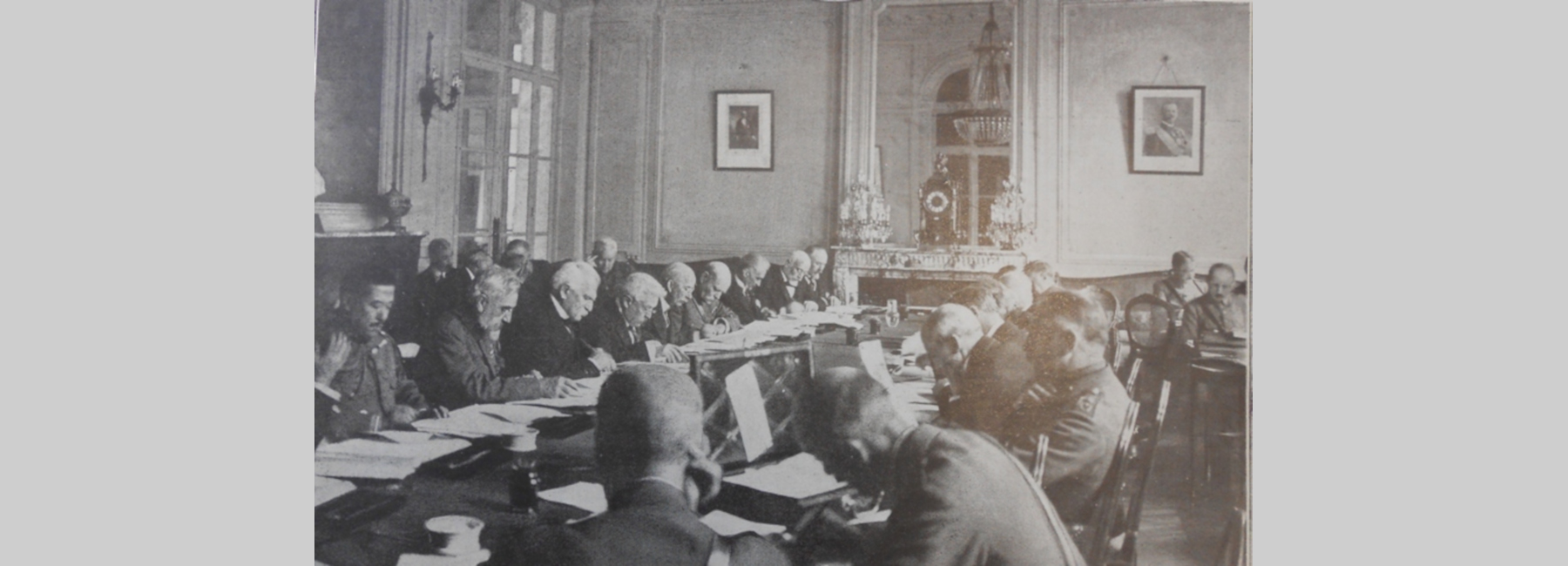 Photo de nombreux hommes autour d'une grande table