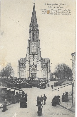 Église Notre-Dame de Beaupréau pendant la cérémonie de réparation de la porte cambriolée pour l'inventaire, 1er avril 1906. Carte postale éditée par l'imprimeur de Beaupréau, Victor Freulon.