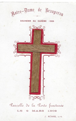 Morceau de la porte fracturée de l'église Notre-Dame de Beaupréau en souvenir du Carême 1906. Carte postale éditée par l'imprimeur de Beaupréau, Victor Freulon.