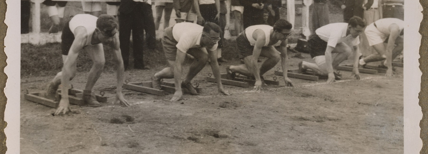 Les sprinteurs sous les ordres du starter au championnat U. G. S. E. L., stade Bessonneau, à Angers