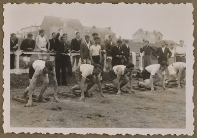 Les sprinteurs sous les ordres du starter au championnat U. G. S. E. L., stade Bessonneau, à Angers, 21 mai 1943