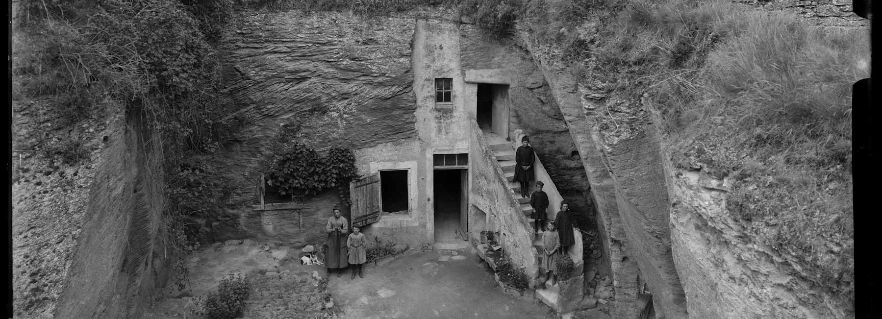 Habitants et cave d’habitation à Doué-la-Fontaine, vers 1905-1910.