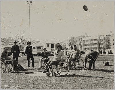 Lancer de disque lors d’une compétition handisport, stade de Frémur à Angers